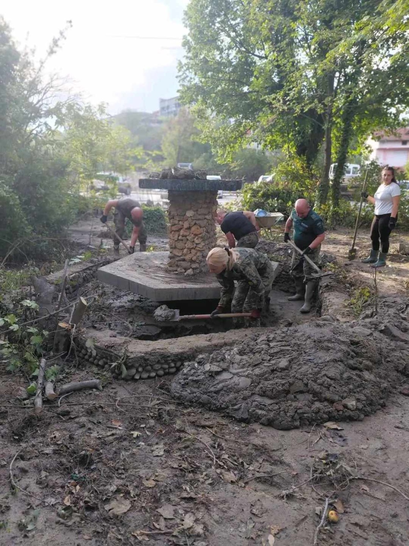 Нови 9000 литра бутилирана питейна вода са доставени в община Струмяни