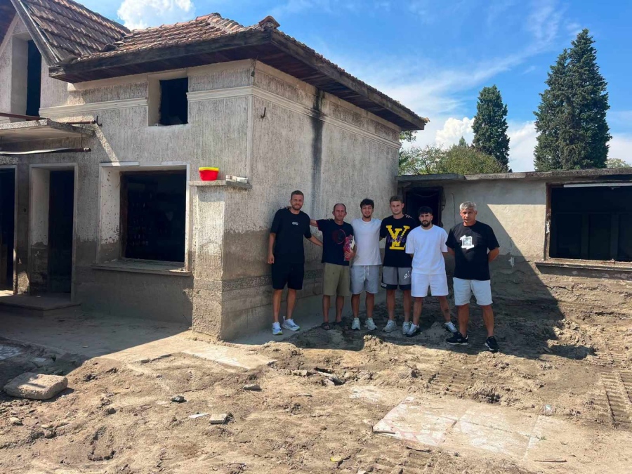 Футболисти на „Беласица“ помогнаха на семейство, загубило всичко в Струмяни, Йоско: Скочихме през прозореца, за да се спасим