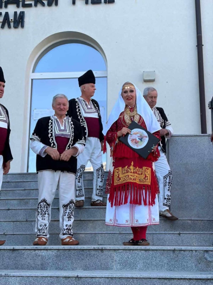 Симитли запя, заигра и замириса на хляб и вино: фолклорът превзе площад „Септември“
