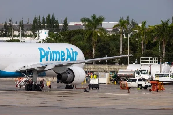 Ужас на летището в Маями: товарен Boeing 767 с пратки на Amazon се разби и запали, петима загинаха