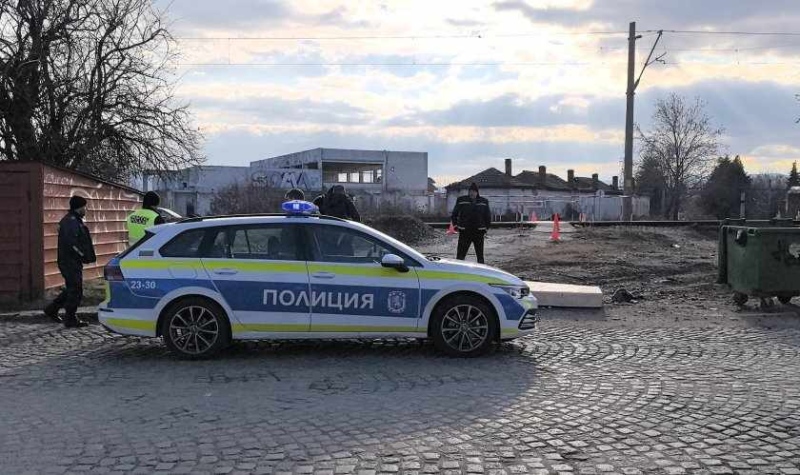 Влак помете кола с младежи на жп прелез, 18-годишната шофьорка преминала на червено