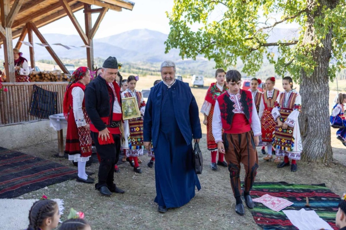 С песни, погача и хоро: Горно Драглище отбеляза Малка Богородица