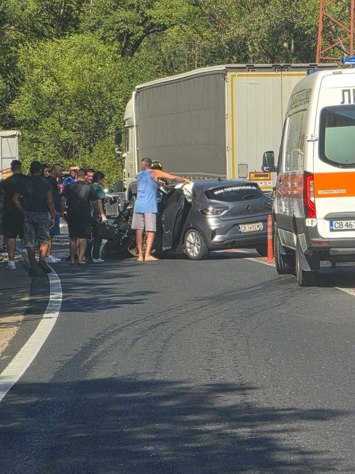  Кола и камион се удариха в Кресненското дефиле, има ранен