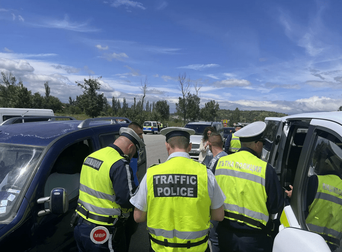 След телефонна измама в Гърция: двама мъже задържани на АМ „Струма“ край Дупница