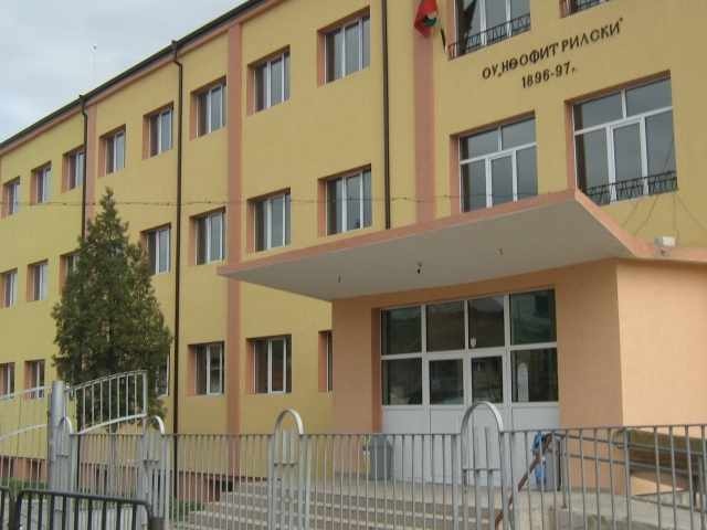 Деца хвърляха камъни по училище в Дупница, счупиха 4 прозореца