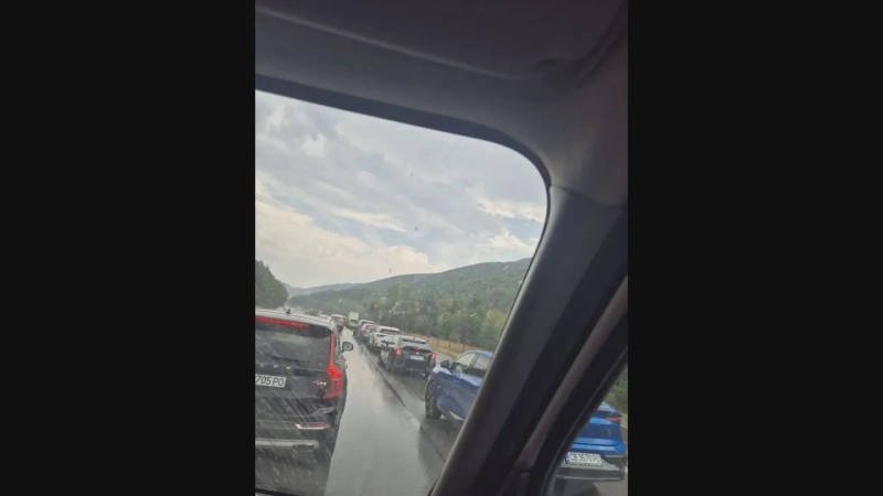 Четири коли се нанизаха на „Тракия“ в София област, движението е затруднено