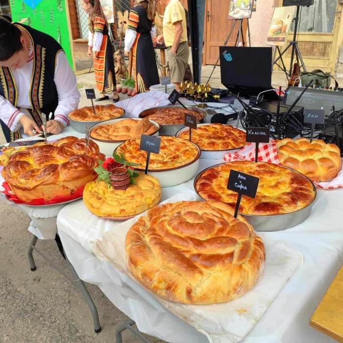 Поповяне празнува Дзива с фолклор, театър и кукерски маски