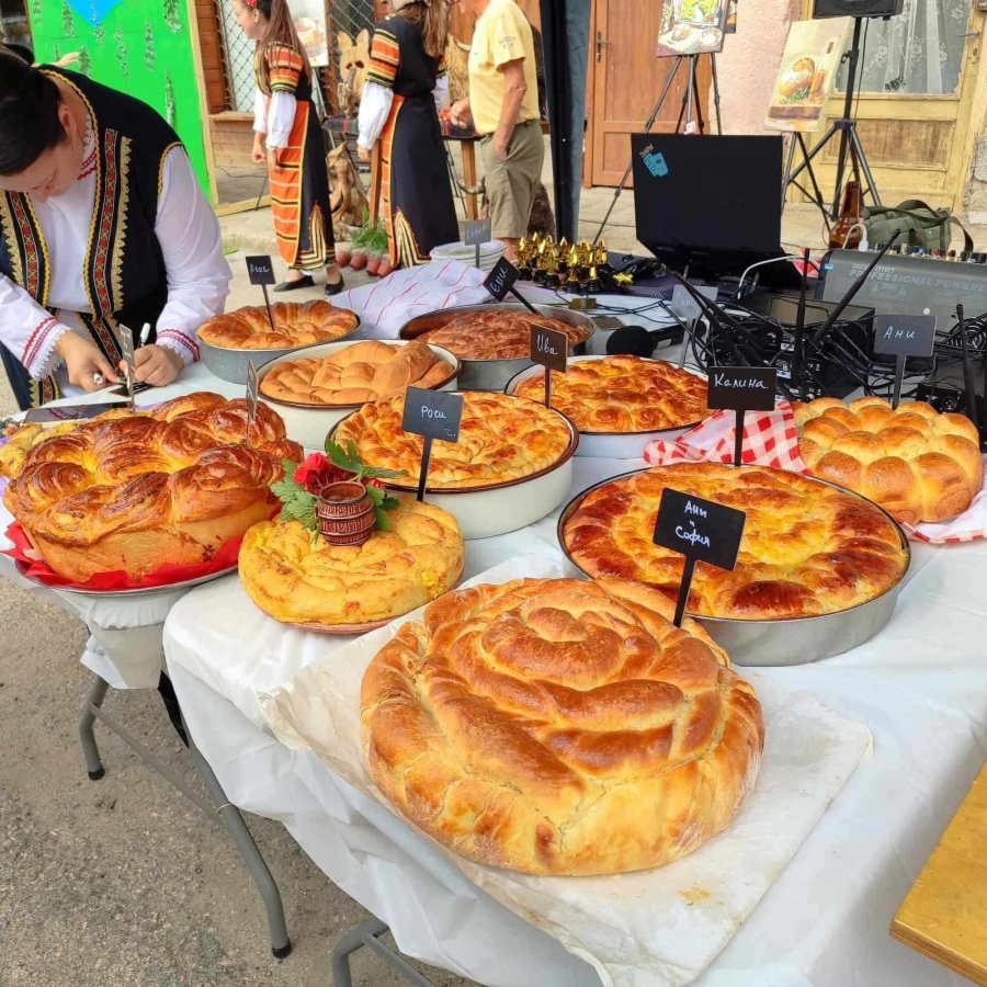 Поповяне празнува Дзива с фолклор, театър и кукерски маски