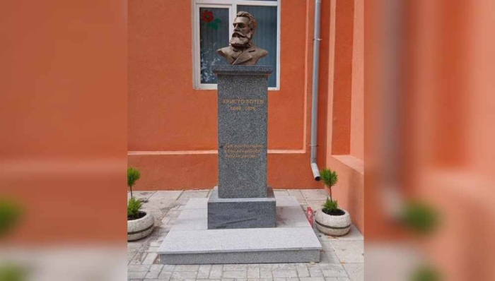 Откриват паметник на Христо Ботев в двора на училището в Батановци