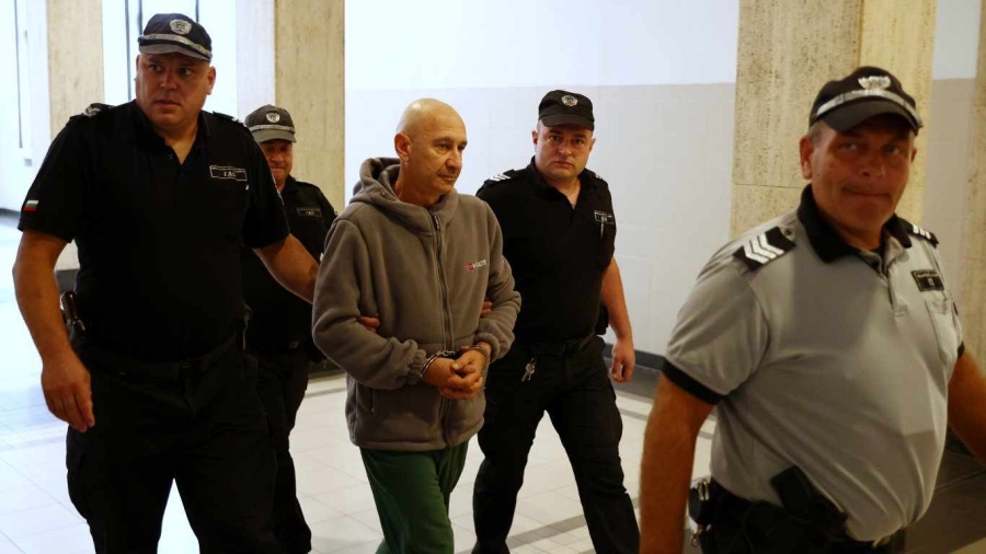 Подпалвачът на автомобили остава в ареста