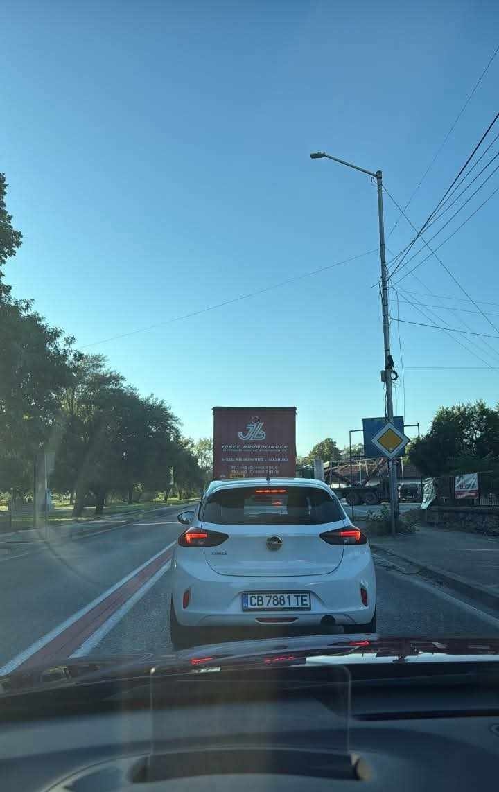 Катастрофа затруднява движението по Е-79 край Кресна, трафикът е в една лента