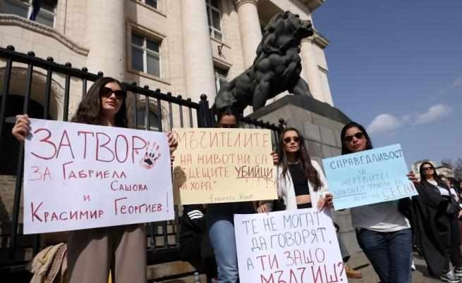 „Затвор за убийците на животни от Перник!“ Шести протест пред съда