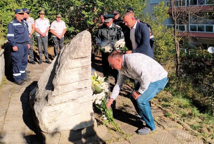 В Деня на огнеборците:Пожарникарите в Гоце Делчев се поклониха пред паметника на загиналия си колега Иван Юсев