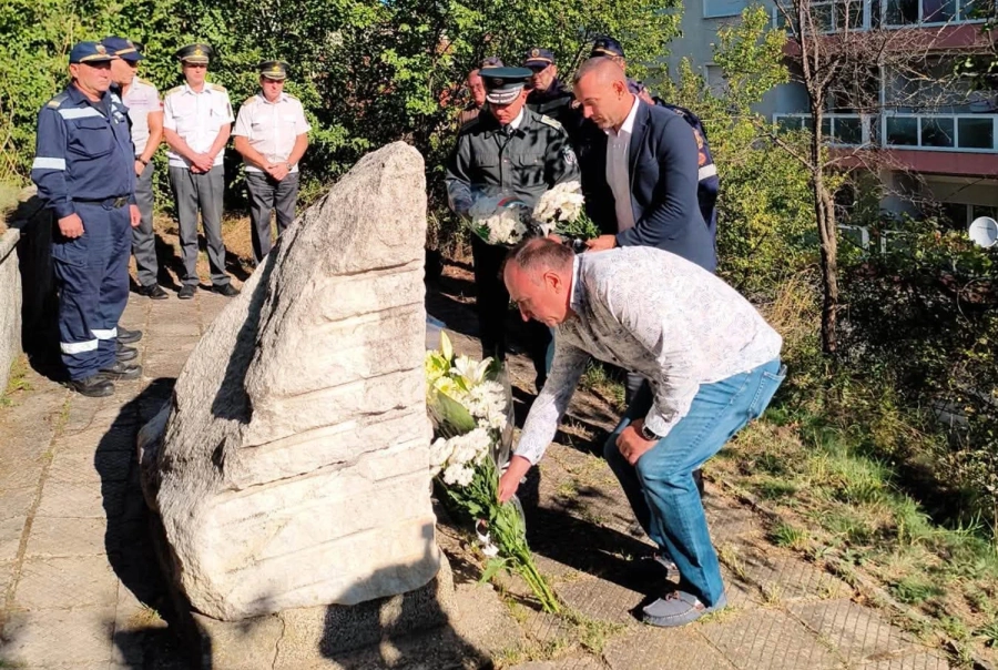 В Деня на огнеборците:Пожарникарите в Гоце Делчев се поклониха пред паметника на загиналия си колега Иван Юсев