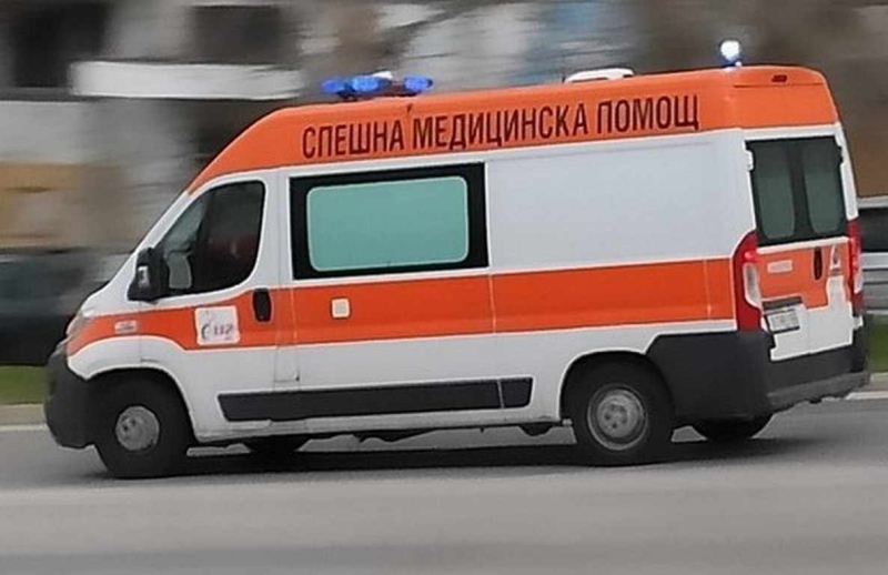 Наръгаха в рамото 40-годишен при сбиване между трима мъже в Кресна
