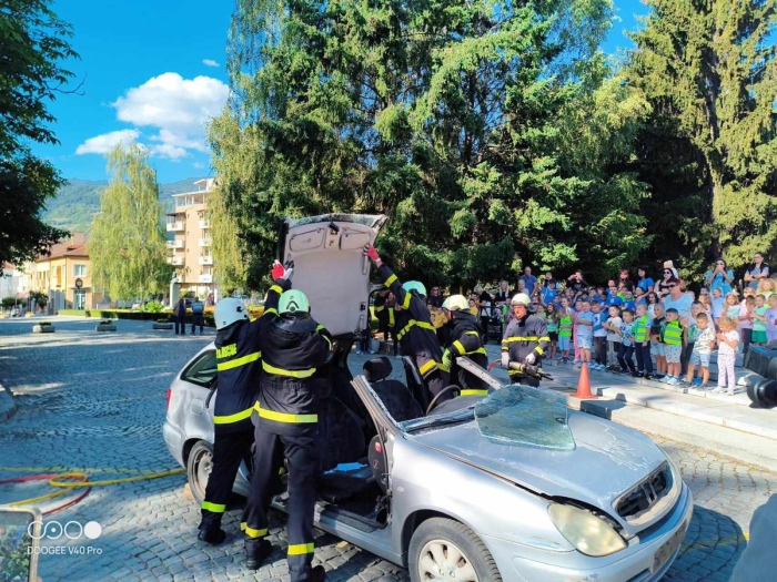 Пожарникари рязаха автомобил и показаха как спасяват хора в Гоце Делчев