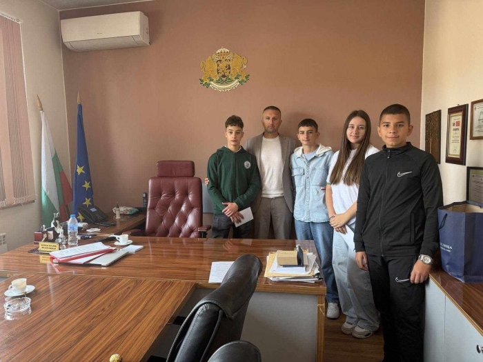 Кметът Ревански награди млади таланти от Краище след успеха им в Оксфорд