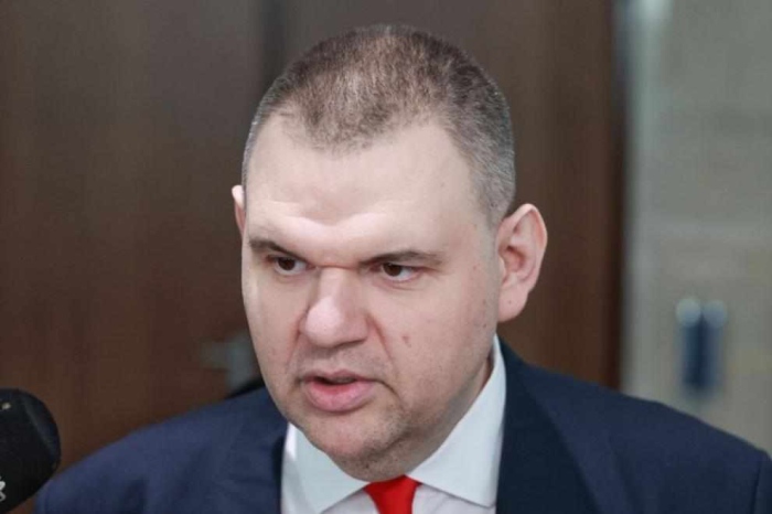Демерджиев сезира НАП за самолетните полети на Пеевски: проверяват откъде са парите