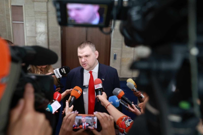 Пеевски отвърна на удара: Не ме плашат проверки за самолети, Демерджиев да каже откъде има 411 имота