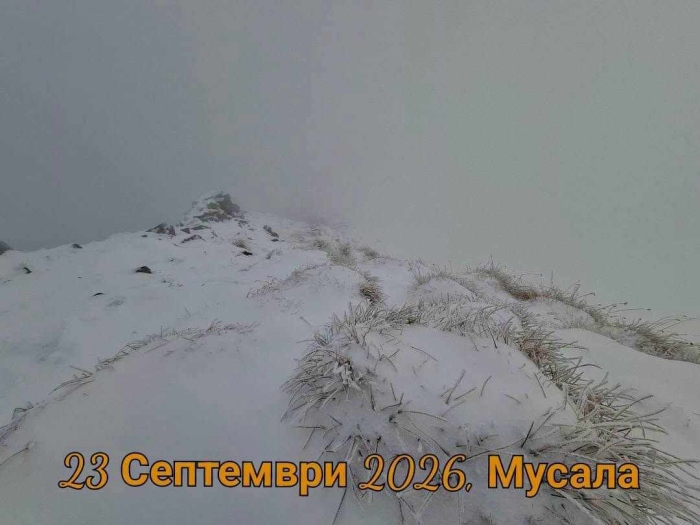 (Снимки, Видео) Първият сняг дойде с есента: Мусала и връх Ботев побеляха