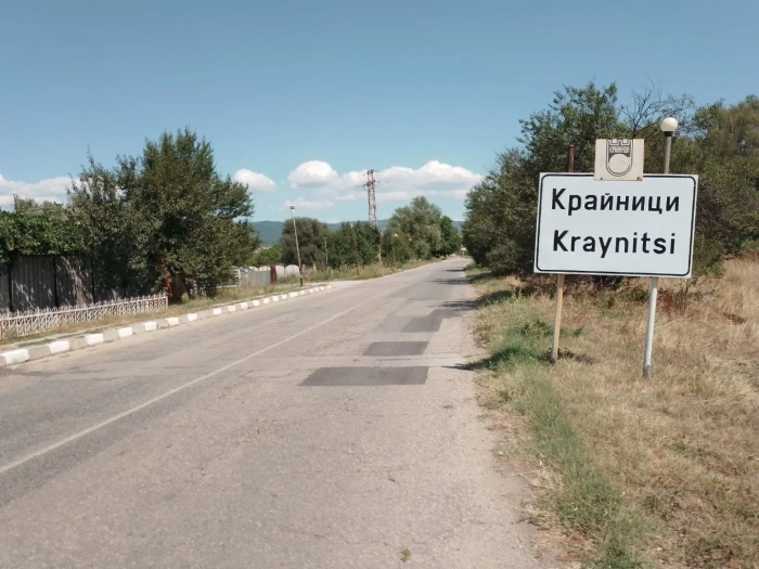 Снимачен екип променя временно движението по пътя II-62 край Крайници