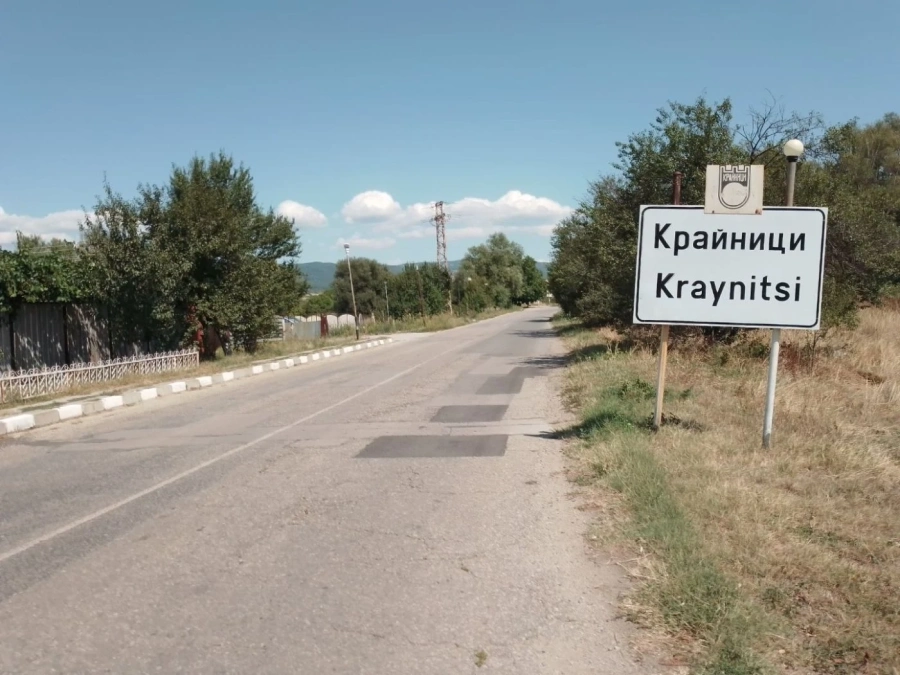 Снимачен екип променя временно движението по пътя II-62 край Крайници