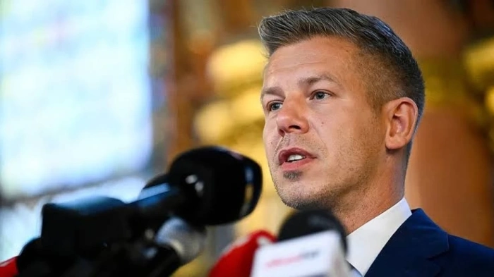 Свалиха имунитета на унгарския премиер Мадяр по случай за... кражба на телефон