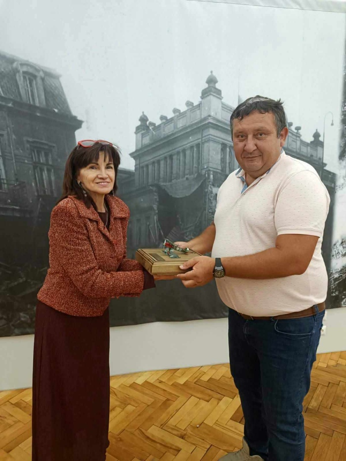 Дариха на музея в Перник макет на самолет, закупен с дарения от миньорите