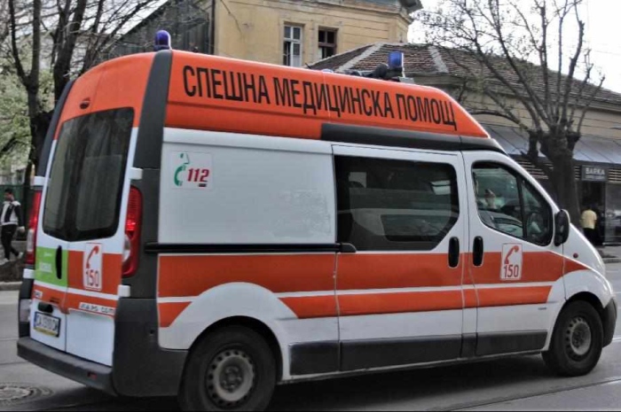 Юмруци и удар с лопата! Сбиване край Спешното в Костенец завърши със счупени зъби и арести