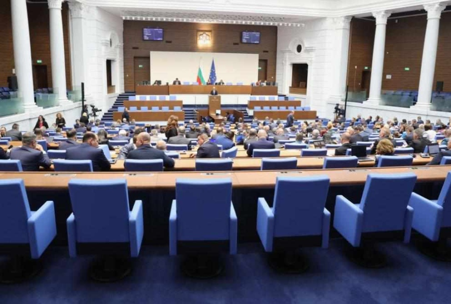 Парламентът ще изслуша вътрешния министър за мантинелите и полетите на Пеевски