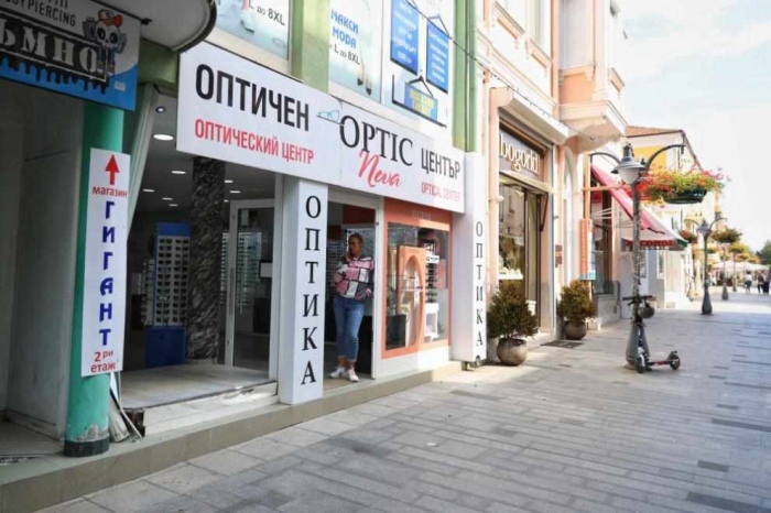 Екшън в центъра на Бургас: Патрулка се вряза в оптика при гонка с криминално проявен на колело