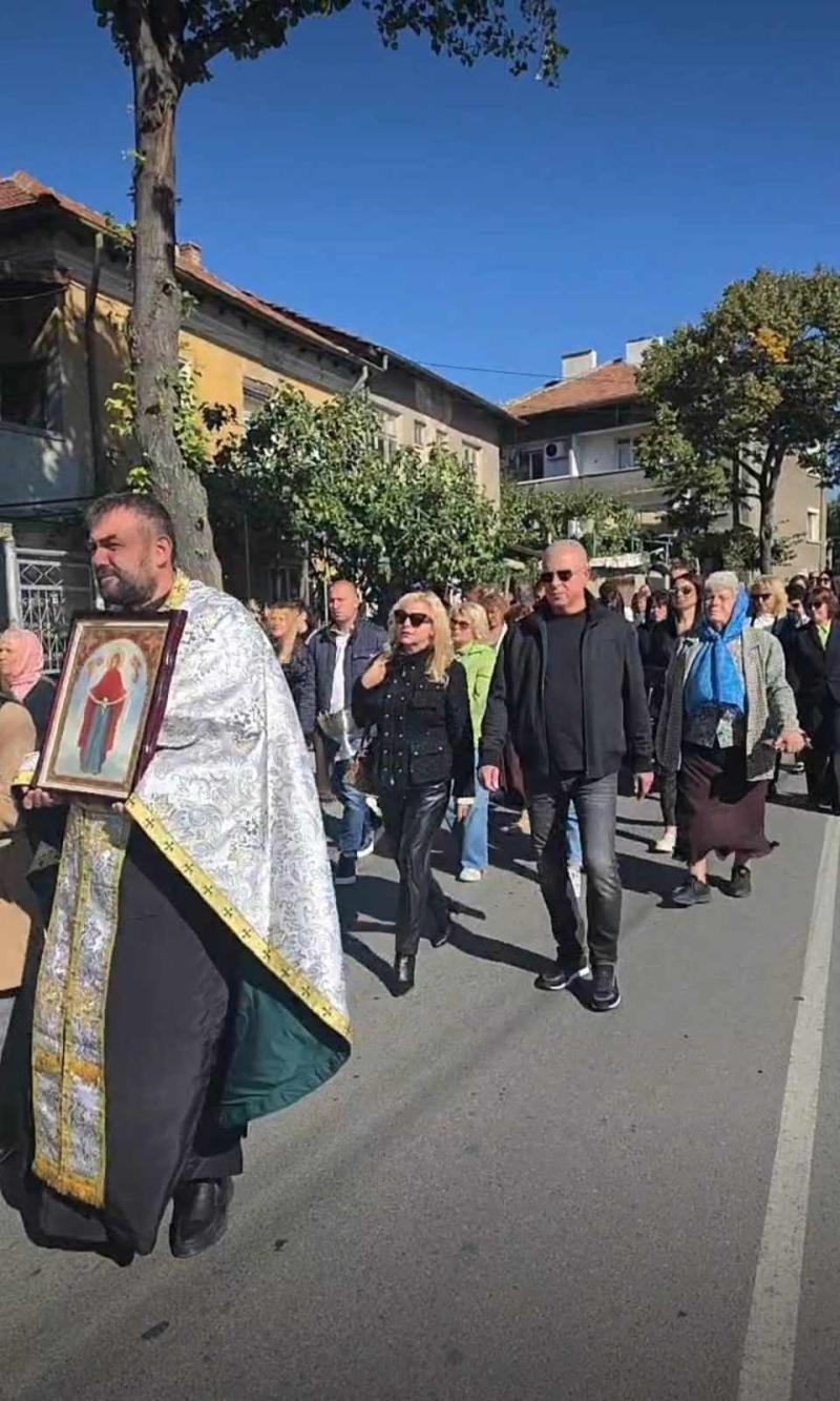 С молитва за здраве и мир: литийно шествие премина през Симитли за Покров Богородичен
