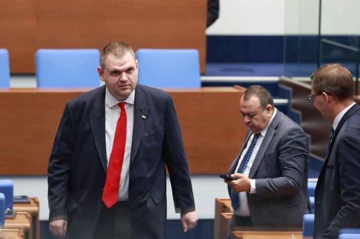 Пеевски хвърли ръкавицата на Радев: „Покажете 36-те фактури или оставка“