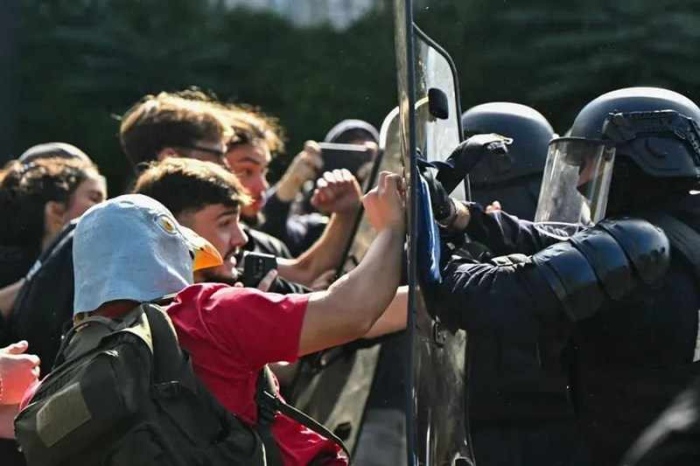 Насилието на ученическите протести в Марсилия ескалира: 15-годишен изгори лицето на жена с огнехвъргачка