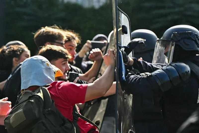 Насилието на ученическите протести в Марсилия ескалира: 15-годишен изгори лицето на жена с огнехвъргачка