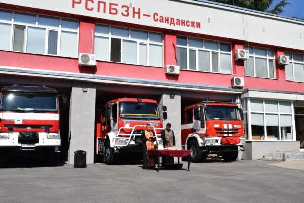 Пламнал автомобил и огън край лозов масив гасиха пожарникарите в Петрич и Сандански