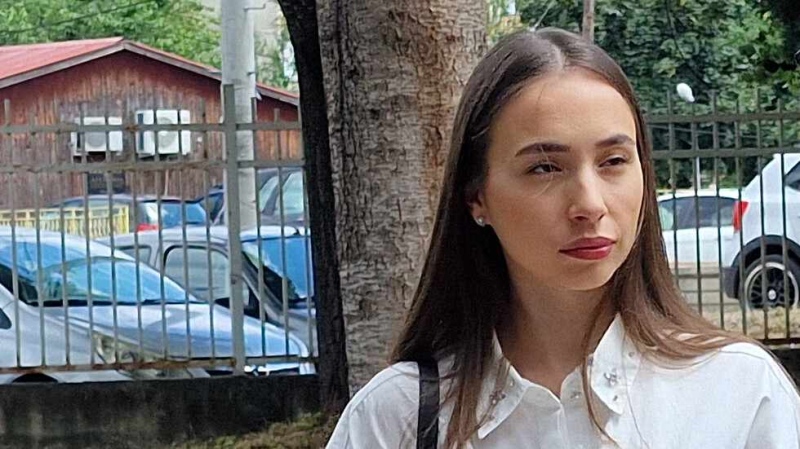 След година съдебни битки: Ива Михайлова се прибра в България, ще се лекува в „Пирогов“