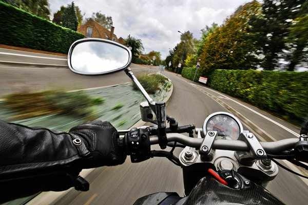 Моторист избяга от полицията в Бобов дол, заряза мотора си в дере