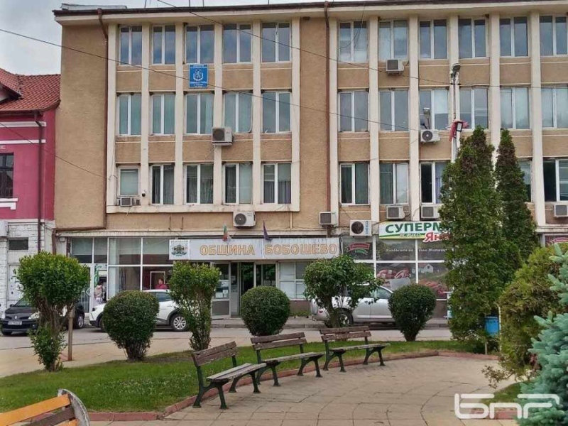 Филета, гауда и фактура разбуниха духовете в Бобошево! Общината отрича да е плащала покупката