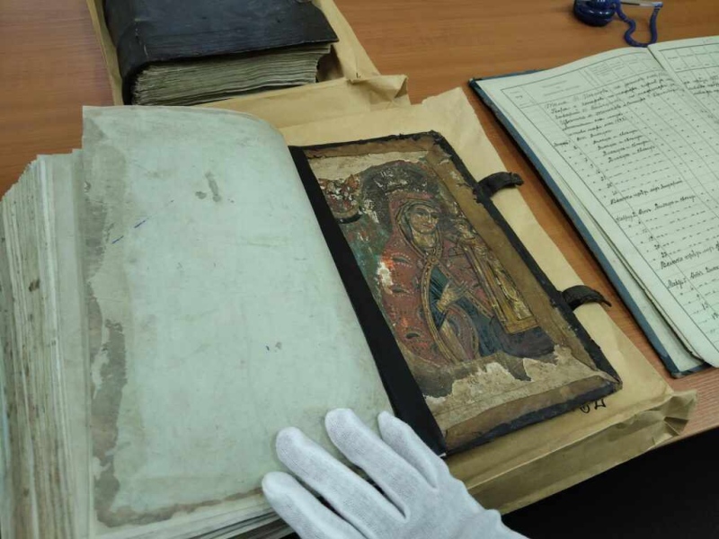 Уникална находка в Перник: икони на Богородица се оказаха скрити в кориците на книга от XIX век