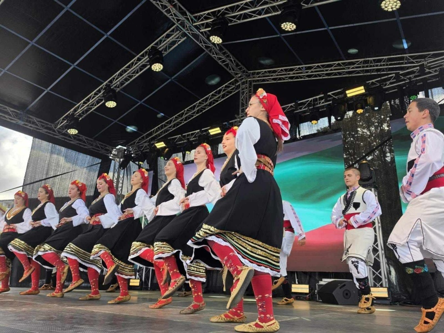 „Граовска шевица“ превърна площад „Кракра“ в сцена на българския фолклор