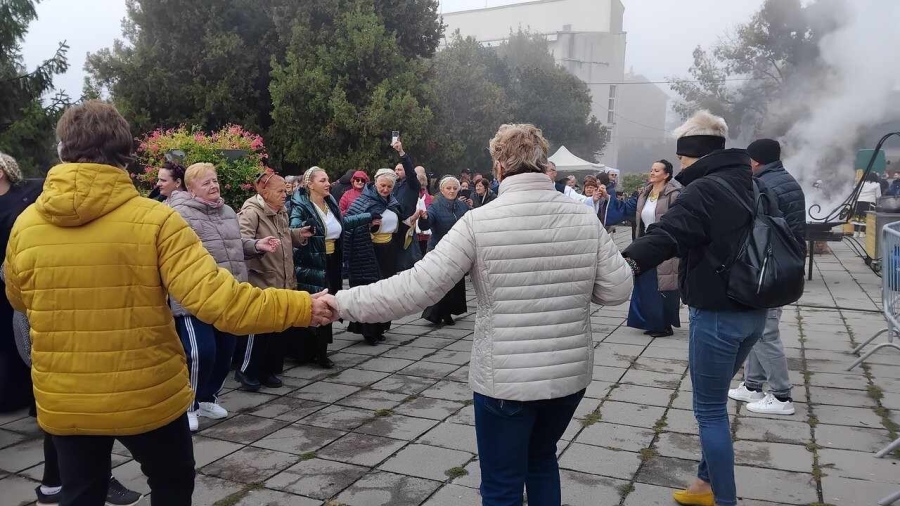 Над 5 тона боза се разляха в Радомир! Ути Бъчваров готви кавърма, а празникът събра гости от Балканите