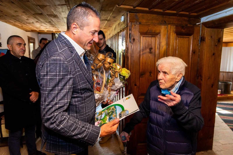 Родната „Стойова къща“ посрещна Илияна Хаджидимитрова за нейния 91-ви рожден ден в Радомир