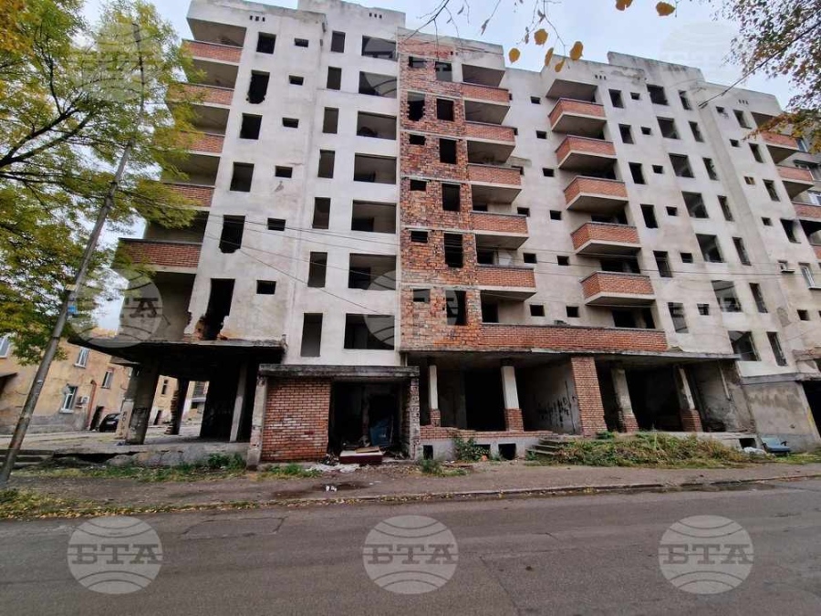 След 26 г. проблеми и над 150 сигнала за нарушения: Намериха купувач за недостроен блок в Перник