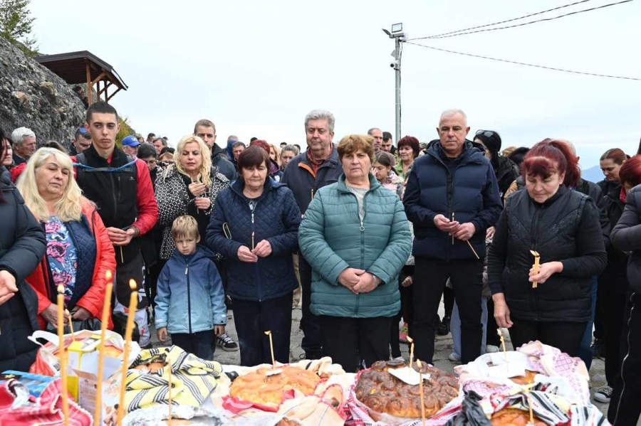 Георги Първанов дари икона на параклиса „Св. Иван Рилски“ под Коматинските скали, празникът събра 1000 души