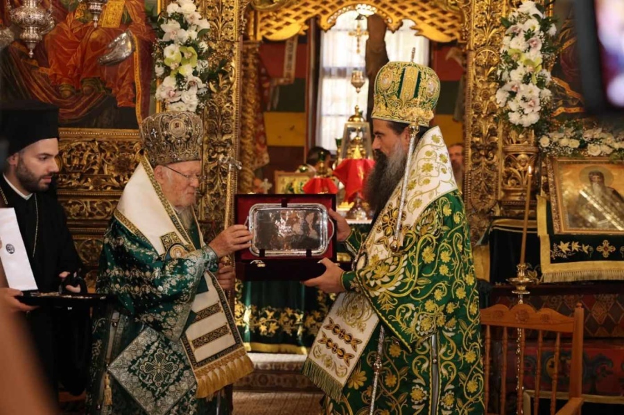 (ОБНОВЕНО) Историческо богослужение в Рилския манастир! Вартоломей и Даниил събраха стотици вярващи на обща литургия