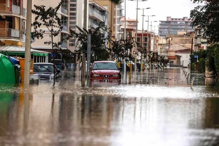 Валенсия отново потъна под вода! Най-малко четирима загинали, хеликоптери спасяват хора от покривите