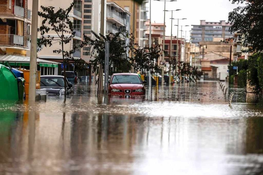 Валенсия отново потъна под вода! Най-малко четирима загинали, хеликоптери спасяват хора от покривите