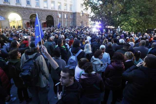 Излизат на протест срещу Радев и Йотова! „Вашият мир е капитулация, вашата дипломация – изолация“