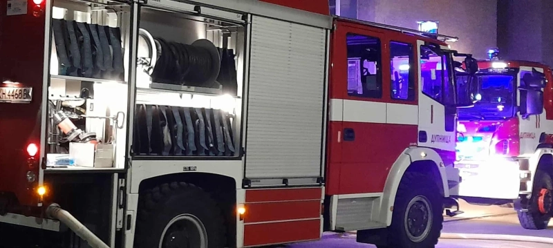 Умишлен палеж в Дупница! Горяха отпадъци на ул. „Венелин“, огънят застраши съседна сграда